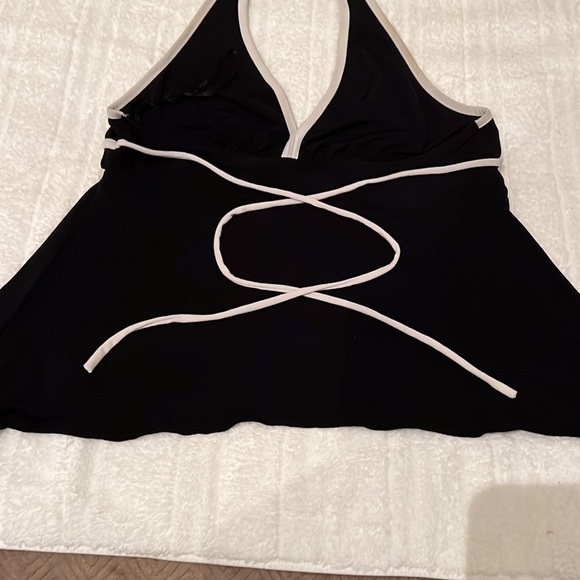NY&Co blk halter top with white stripes & a white string closure for sizing - Picture 5 of 9
